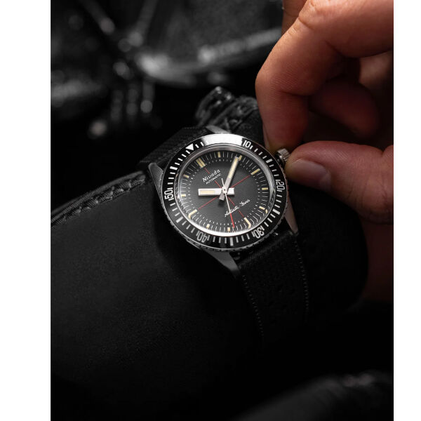 Nivada Grenchen Antarctic Diver No-Date 32044A01 Kol Saati