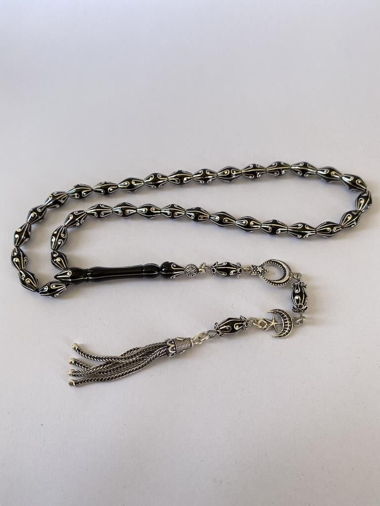 Tesbih TSBH0267BC 1000 Ayar Gümüş Püsküllü Gümüş Oyma İşlemeli Özel Kesim Nakkaş İşçilik Erzurum Oltu Taşı Tesbih